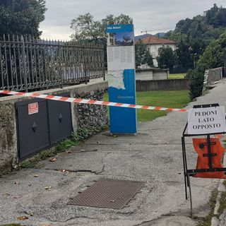 Crollato il muro del parco di Villa Maioni