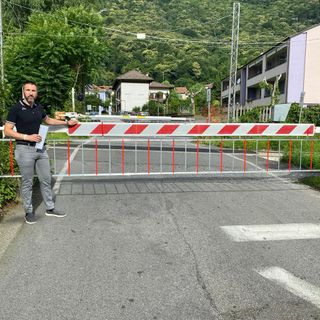 Crusinallo, barriere anti attraversamento al passaggio a livello di via Lagostina