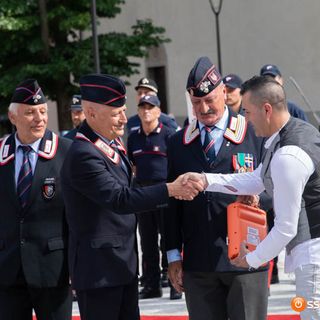 Un defibrillatore di ultima generazione dal Cantante della Solidarietà al Comando dei carabinieri