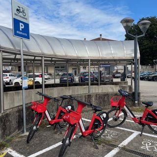 Nel cuore di Intra una postazione per le bici elettriche