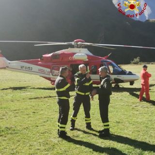 Due elicotteri dei Vigili del fuoco e decine di uomini impegnati in Formazza