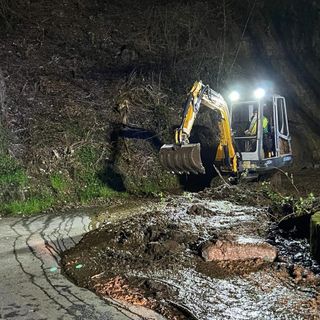 Smottamenti a Sasso Gambello, vietata la circolazione sulla strada FOTO E VIDEO
