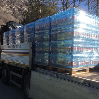 Dalle Fonti Vigezzo bancali di acqua minerale per le famiglie bisognose di Verbania FOTO