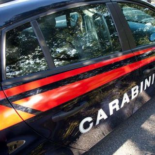 Ubriaco, si spoglia davanti a turisti stranieri, multa da 10mila euro per un 33enne di Stresa