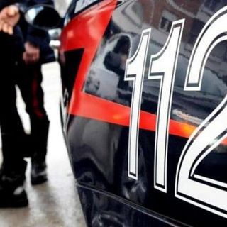 Danneggia un bar e aggredisce agenti di polizia e carabinieri, 30enne domese arrestato