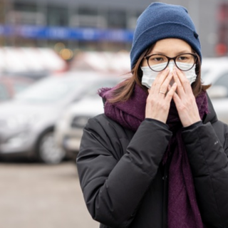 Niente più mascherina all'aperto. L'obbligo rimane per negozi e mezzi pubblici