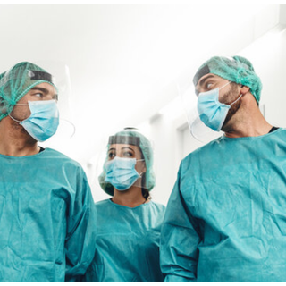 Ancora oltre mille contagiati, ma negli ospedali calano ancora i ricoveri