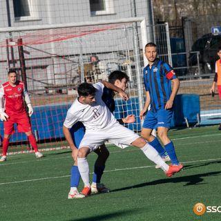 La Juventus Domo cerca di fermare il lanciato Briga