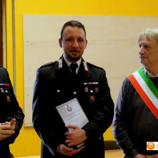Foto: il maresciallo Sparascio al centro nella foto durante la consegna della targa