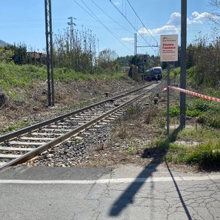 Stava attraversando i binari l'uomo investito dal treno al passaggio a livello VIDEO