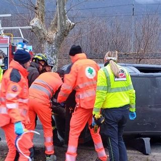 Auto si ribalta tra Ornavasso e Migiandone, ferito 82enne