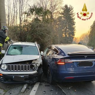 Incidente stradale a Fondotoce: scontro tra una Tesla e una Jeep Renegade