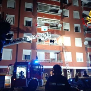 Fiamme nella notte a Cireggio in via Mazzolina. FOTO e VIDEO