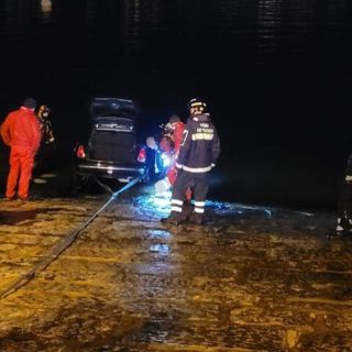 Auto si inabissa nel lago a Suna, recuperata dai Vigili del fuoco VIDEO