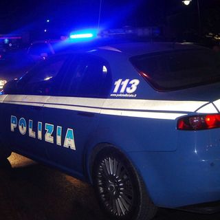Via patente e auto ad un 55enne fuggito all'alt della polizia