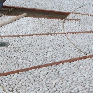 Possaccio si rifà il trucco: al lavoro per la nuova pavimentazione in lastre di serizzo e boccette di fiume