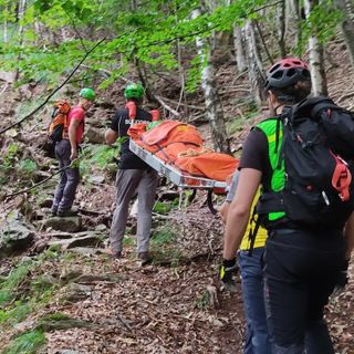 I soccorritori hanno raggiunto e stabilizzato l'escursionista bloccato in Valgrande da problemi renali