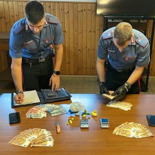 Un 53enne arrestato per spaccio in bassa Ossola. Un 'cliente' ingoia una dose di cocaina alla vista dei militari
