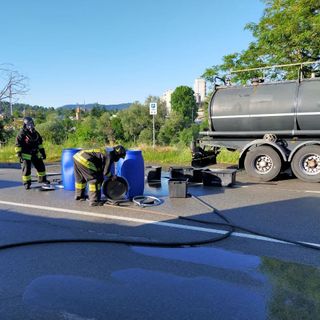 Intra, perdita di acido cloridrico da una cisterna: evacuate alcune case per una nube tossica. FOTO