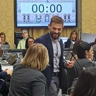 Ravello (FdI) risponde alle accuse di questo giorni, consegnando un mazzo di carte a Pentenero (Pd)