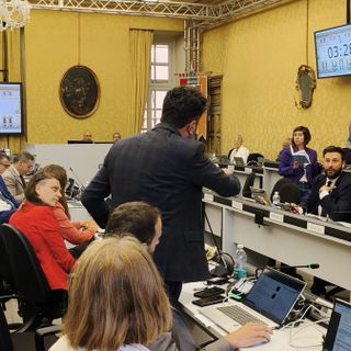 Urla e scontro in aula tra Rossi (Pd) e l'assessore Riboldi