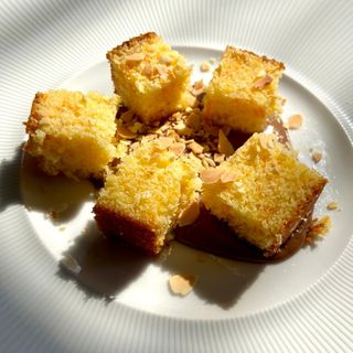 Torta di carote, salsa al cioccolato e mandorle