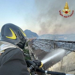 Incendio alle ex officine Buzzi: si indaga sul dolo, disposta la messa in sicurezza dell’area