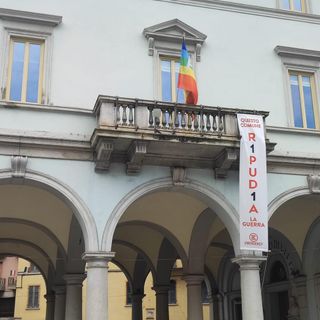 Omegna dice no alla guerra: lo striscione sulla facciata del municipio