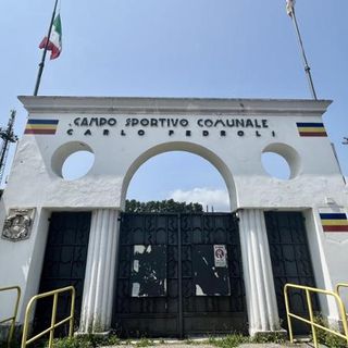 L’ingresso dello stadio comunale a Intra