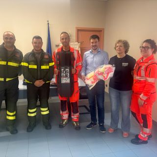 Omegna, dai vigili del fuoco un'importante donazione ai volontari del soccorso Omegna, dai vigili del fuoco un'importante donazione ai volontari del soccorso