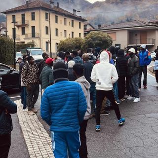 Senza energia elettrica né acqua calda: protestano i migranti di Cesara