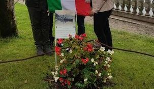 La targa sul lungolago in ricordo della tragedia del Milano