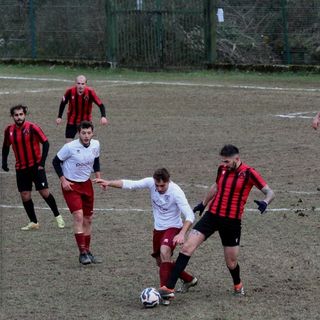 Un momento di Varzese-Omegna e nel riquadro Mauro Piemontesi, allenatore dei rossoneri