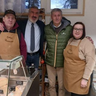 Nella foto Carlo Quaretta, Giuseppe Finoia e i  gestori Francesca e Guglielmo Vallana