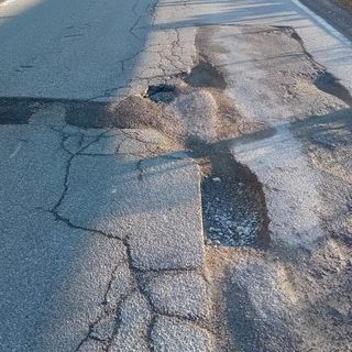Problema strade a Omegna, buche in diverse vie della città VIDEO