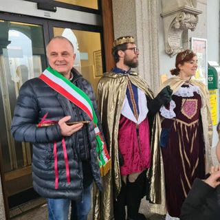 Le chiavi della città ai Reali Nigoglia: si apre il Carnevale di Omegna