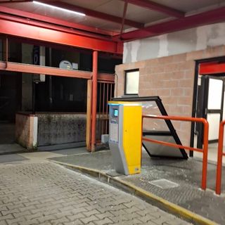 Parcheggio Rosmini insicuro: scoppia la polemica