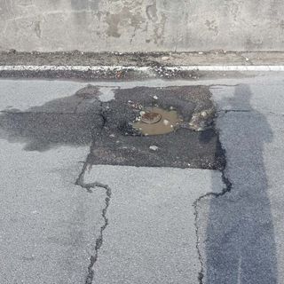 Proteste per le buche in città