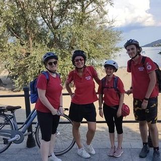Croce rossa, i volontari di Baveno vigilano in e-bike sulla salute di residenti e turisti