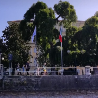 Bandiere di benvenuto sul lungolago di Pallanza