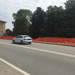 Muro di recinzione di Villa Maioni &quot;Immagine di degrado, decadenza e di pericolosità per i pedoni&quot;