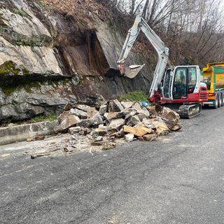 Frana sulla provinciale 46: massi sulla carreggiata colpiscono un'auto, nessun ferito