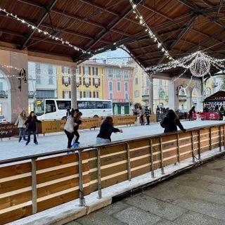 A Verbania è tornata la pista di pattinaggio sul ghiaccio