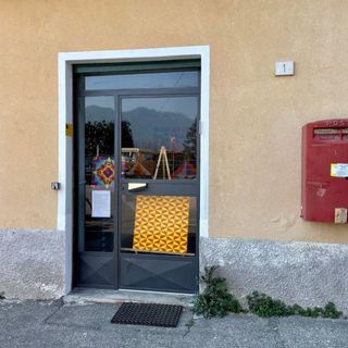 Se l’ex edicola del quartiere Pontini diventa una micro galleria d’arte moderna