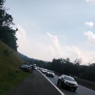 Incidente in autostrada, auto si ribalta in mezzo alla carreggiata