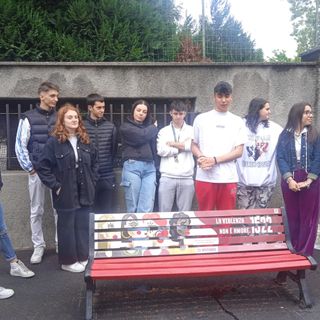 Nuova grafica per la panchina rossa grazie agli studenti del Ferrini Franzosini