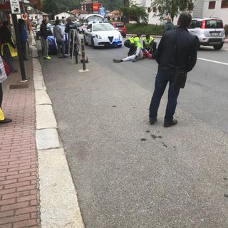 Omegna, ciclista investito in Fratelli di Dio