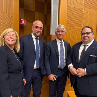 Nella foto di gruppo, da sinistra: Adriana Elena (organizzatrice evento); Dott. Francesco Munno (direttore Ac VCO); il Ministro dello Sport Andrea Abodi e il Presidente Zagami.
