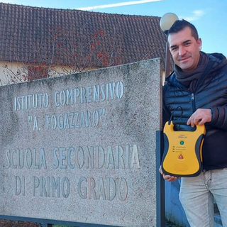 Un defibrillatore donato all'istituto Fogazzaro di Baveno