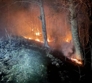 Continuano incessanti le operazioni di spegnimento e bonifica in Valle Strona